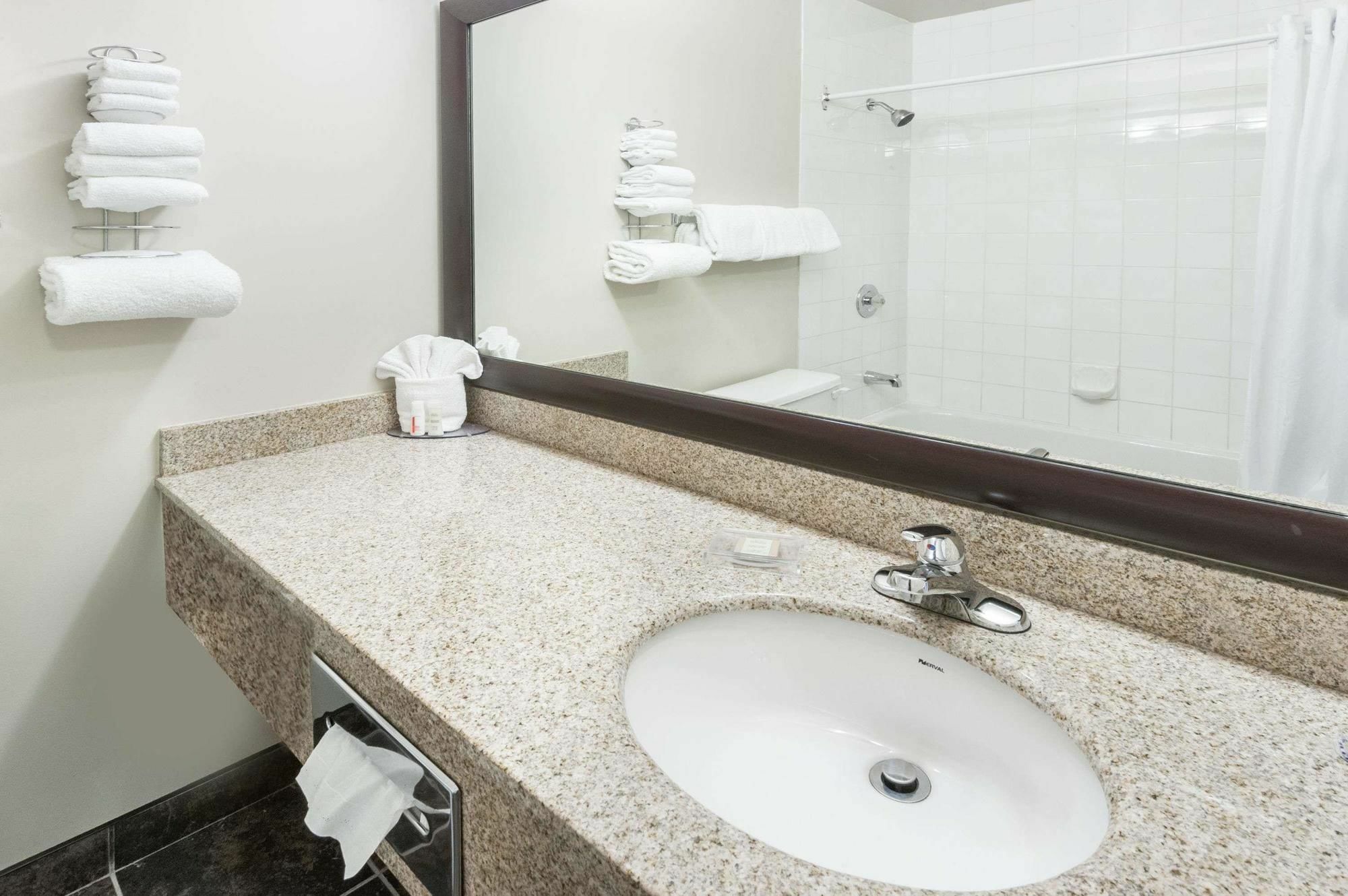 Homestay Express Airdrie Esterno foto